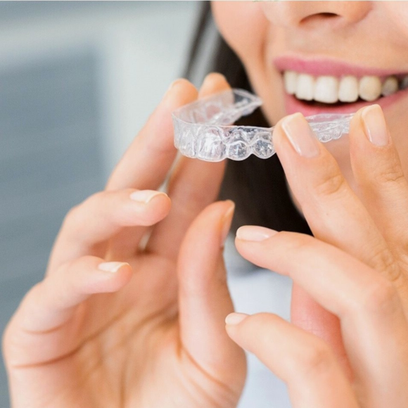 Şeffaf Plak Tedavisi (Invisalign)